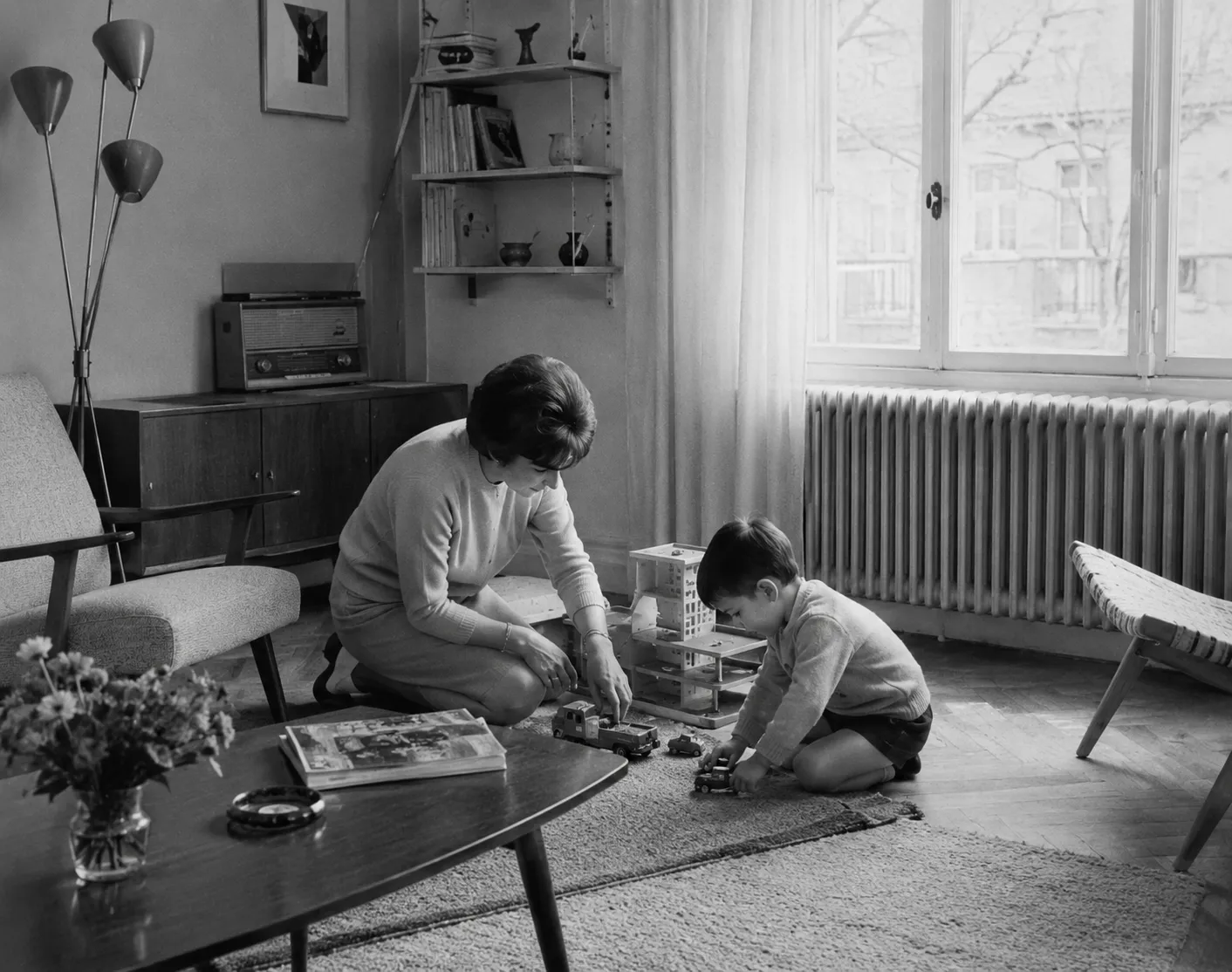 Famille réunie dans son salon, photographie ancienne